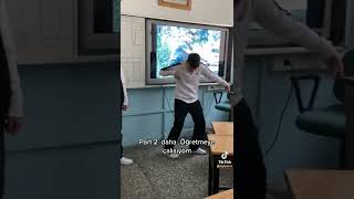 Animeci Cocuğa Keko Dansi Öğreten
