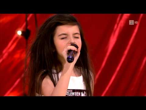 Amazing seven year old sings Gloomy SundayBilly Holiday (Angelina...