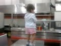NIÑA DE 2 AÑOS BAILANDO SALSA CALEÑA