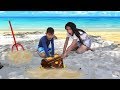 CRIANÇAS BRINCANDO na PRAIA e Encontram Algo INACREDITÁVEL - Achei Tesouro Bela Bagunça