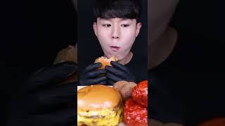 Kyokwang Eating Burger