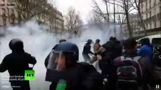 Корреспондент RT попал под слезоточивый газ на акции протеста в Париже