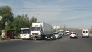 Видео У гипермаркета в Волгограде пожилую женщину переехали грузовик и легковушка от Высота 102, проспект Героев Сталинграда, Волгоград, Россия