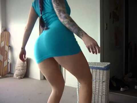 Hermosa mujer haciendo un baile muy caliente