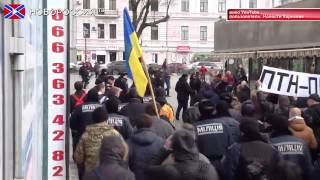 Экстремисты напали на митингующих в Харькове