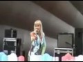 Видео Bella cantante rusa cae de cabeza