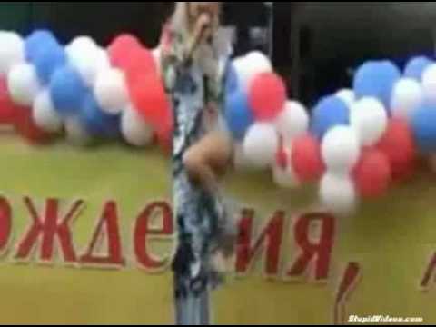 Bella cantante rusa cae de cabeza