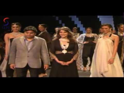 DHAK DHAK Girl Madhuri Dixit On Ramp IIJW 2012