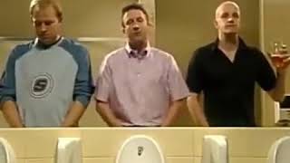 Erkekler tuvaletinde ayakta işeyen komik adamlar
