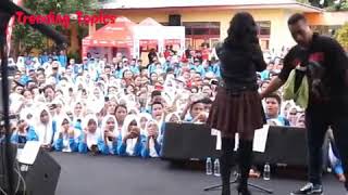 Viraal - Marion Jola Buka Jaket Di Atas Panggung
