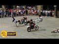 Jackie Chan and Yuen Biao punished motorcyclists in the square / Wheels on Meals (1984)