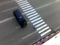 Policie se snaží přejet chodce autem