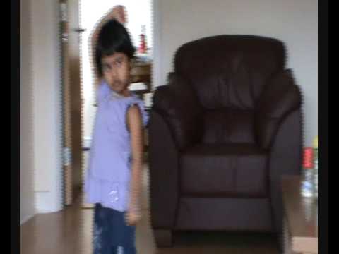 Migha Saji Dancing for Daddy Mummy Veetillillay from Villu