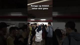 Nunggu Yg Didalem Keluar Dulu Gaessss