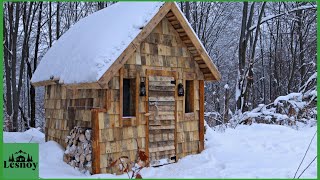 Kışın paletlerden bir ev inşa etmek. Baştan sona