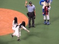2013.8.24 阪神戦で貞子・子貞子の始球式をドアラとトラッキーがエスコート。