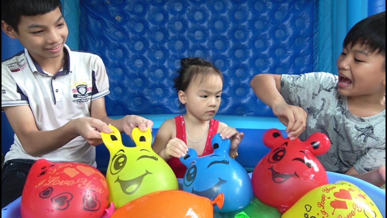 Family Fun Playtime with Balloons and nursery rhymes songs for kids - ABCkidTV Misa