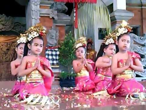 Pendet di TMII asta dan sanggar tari oka oki