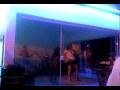 Turista boliviano bailando con brasilera borracha