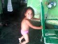 Niña imitando a las morillo