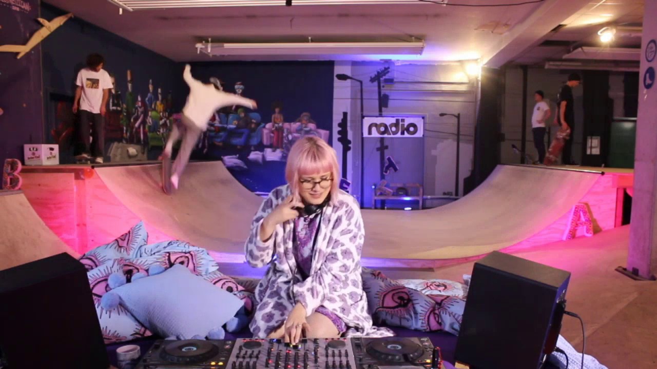 Bebetta In Bed #29 feat. Radio Skateboards