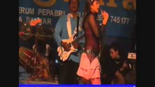 1Ika Bella, Mabuk Janda