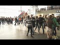 Видео Зажигательный флэшмоб на трех вокзалах