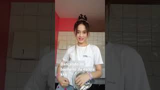 Dançando No Banheiro Da Escola