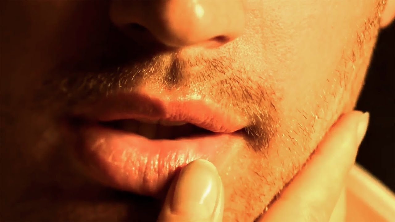 Женщина с золотистыми волосами проводит пальчиком по половым губам