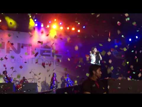 Monali Thakur performing Khwab Deke Jhoote
