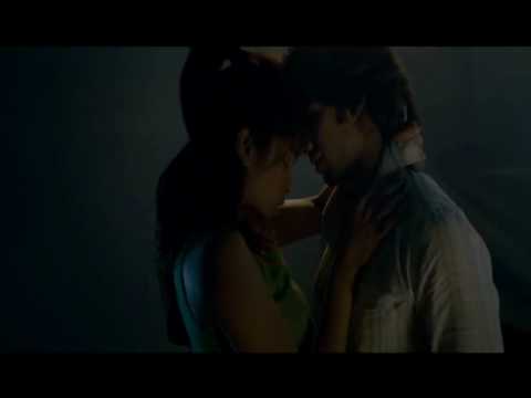 Kaminey - Shahid & Priyanka Hot Smooch