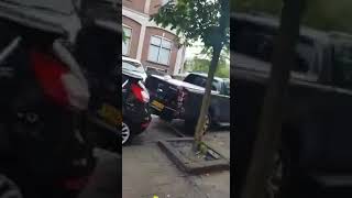 Rotterdam Zwartjanstraat man rijd tegen het verkeer in en botst tegen auto's