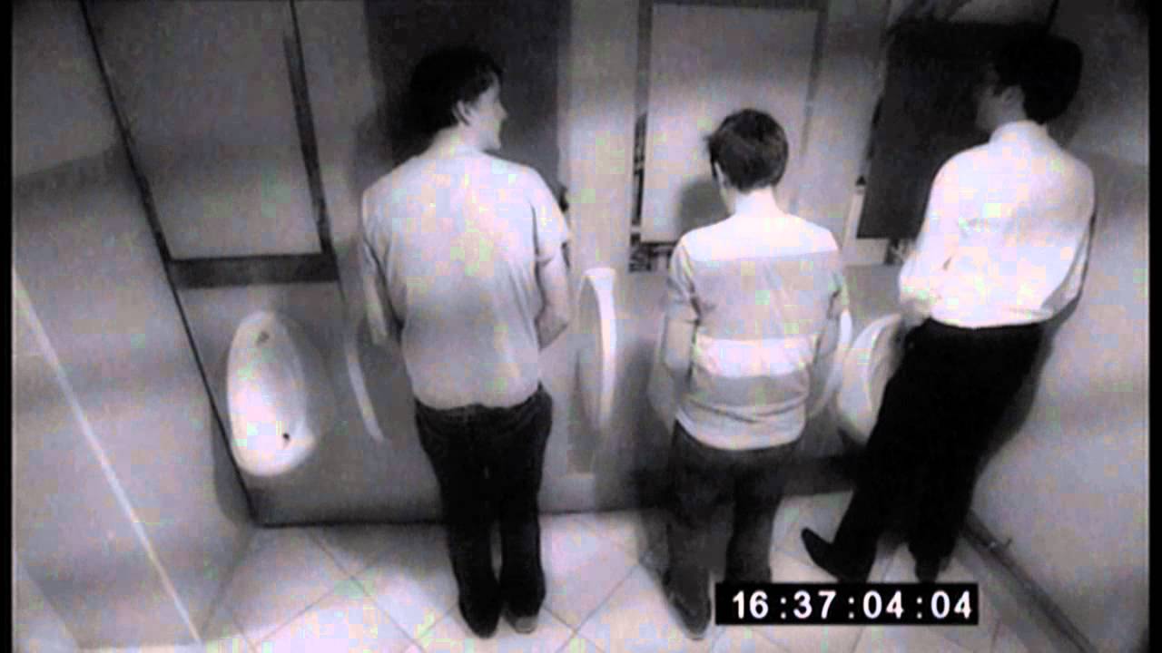 Скрытая камера в туалетной кабинке засняла одну работницу которая решила подрочить на унитазе