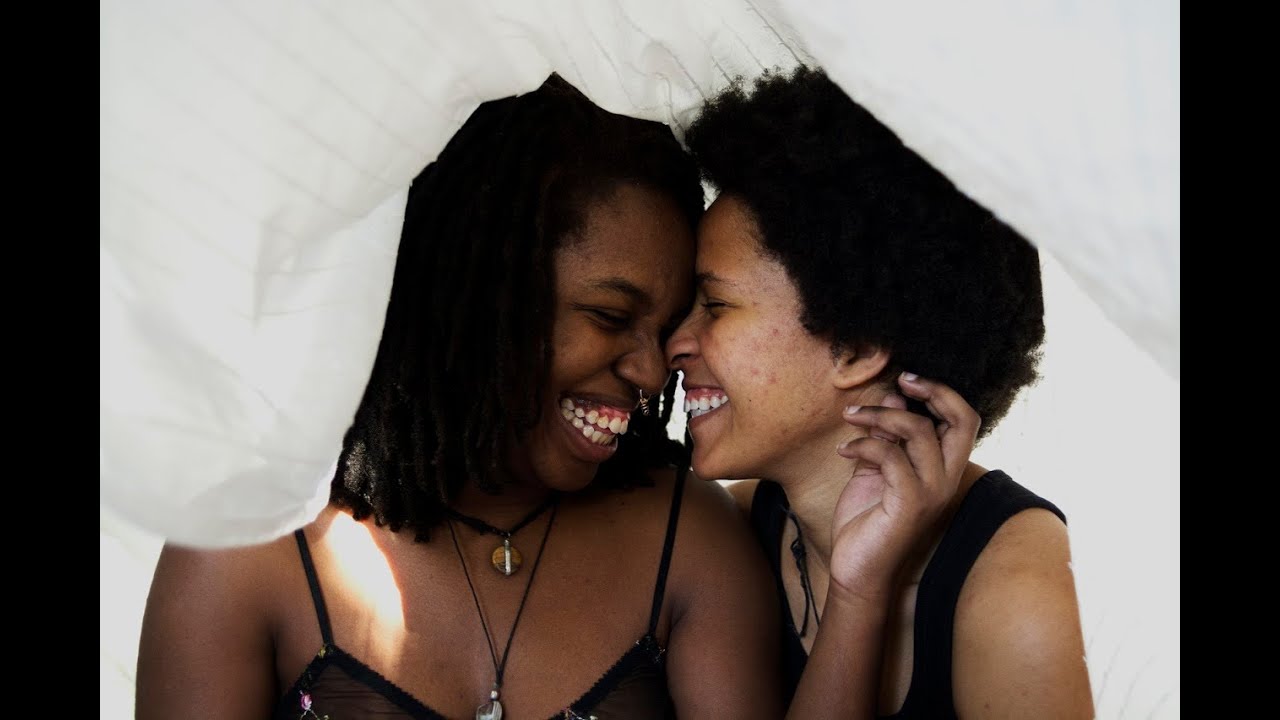 Мулатка и брюнетка – две несносные лесбиянки 