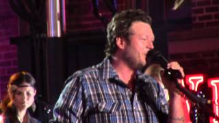 Watch Blake Shelton Doing What She Likes video
