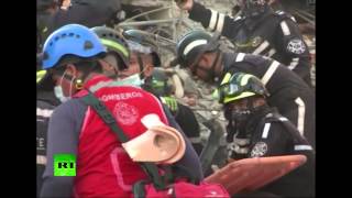 Эквадорские спасатели извлекли из-под завалов живого человека