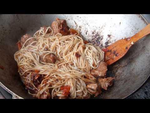 Мясо в казане на мангале/Мужская кухня/На открытом воздухе Мясо в казане на мангале/Мужская кухня/На открытом воздухе