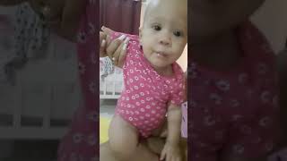 Sobrina Tirándole Un Beso A Tío.