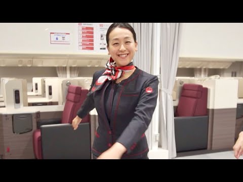 CA姿の浅田真央が「視線をすごく感じる」職業体験？ JALの空港現場を突撃取材！