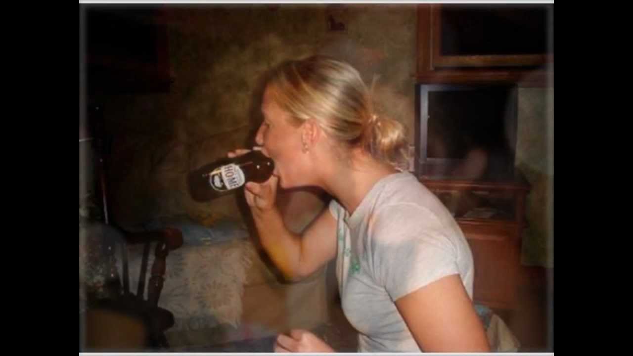 Русской бляди вставили бутылку пива в очко и наливают в стакан пьяные