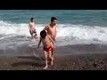 2. Bimbi che fanno il bagno il 28 di aprile
