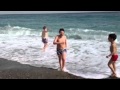 2. Bimbi che fanno il bagno il 28 di aprile