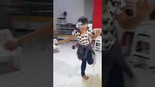 Geovana Dançando