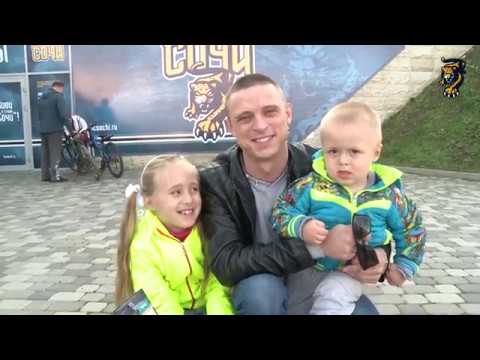 Очередь в кассы за билетами на Диско-матч ХК "Сочи"