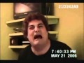 Hombre rompe computadora