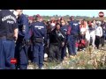 Nekimentek a migránsok a rendőröknek Röszkénél
