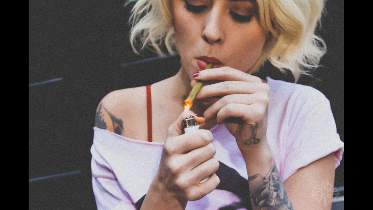 Горячая блондинка курит сигарету и сосет член бойфренда