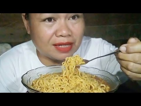 Makan mie rebus soto 2 bungkus.