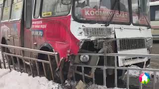 Видео Маршрутка №69 протаранила ограждение на улице Варварской в Нижнем Новгороде от Открытый Нижний, Варварская улица, Нижний Новгород, Россия