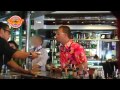 Video divertenti: un barman molto 'freestyle'